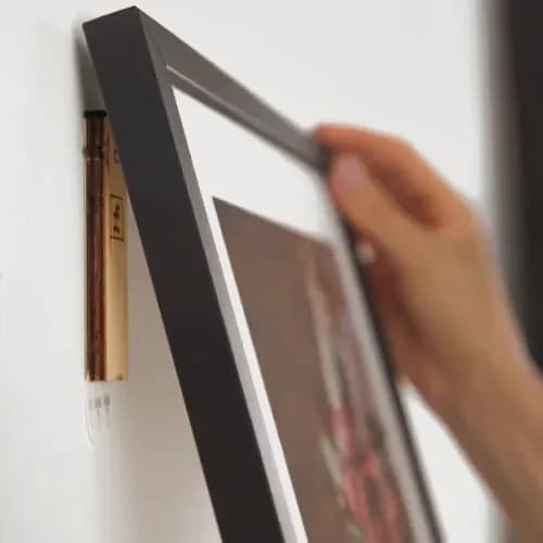 Comment accrocher un tableau sur béton, placo, brique et plâtre