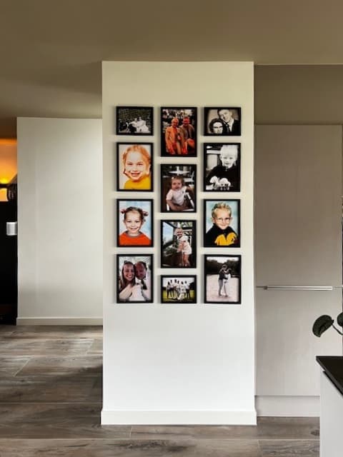 Una galería llena de recuerdos: cómo Framky ayudó a crear el fotomural perfecto