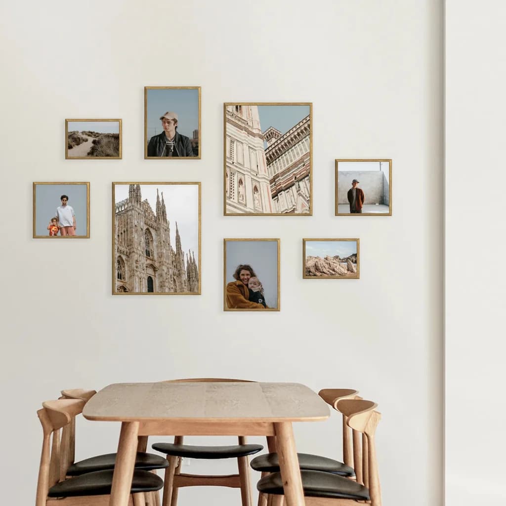 Klassiska ramar för matsal – mysig fotovägg vid matbordet
